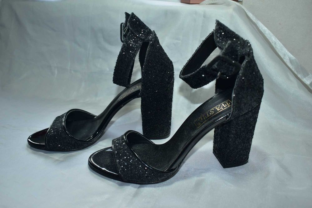 Бална рокля пепел от рози и обувки