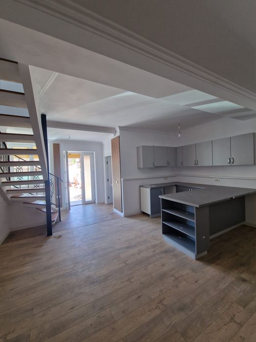 Apartament nou 62 mp, curte comună, zonă centrală Giarmata, mansardă dormitor, bucatarie open space și baie modernă
