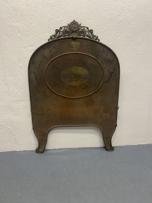 Много старо табло за легло с месингови орнаменти.