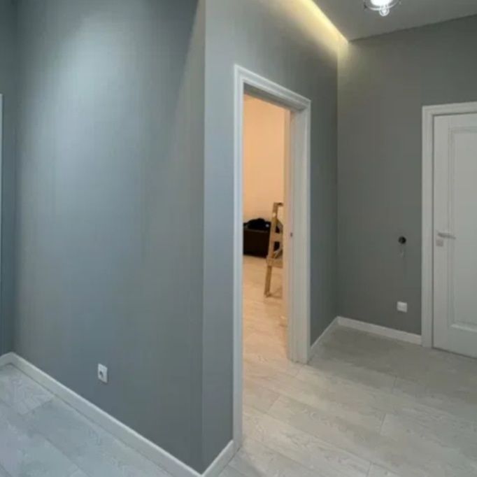 Поклейка обоев и галтели