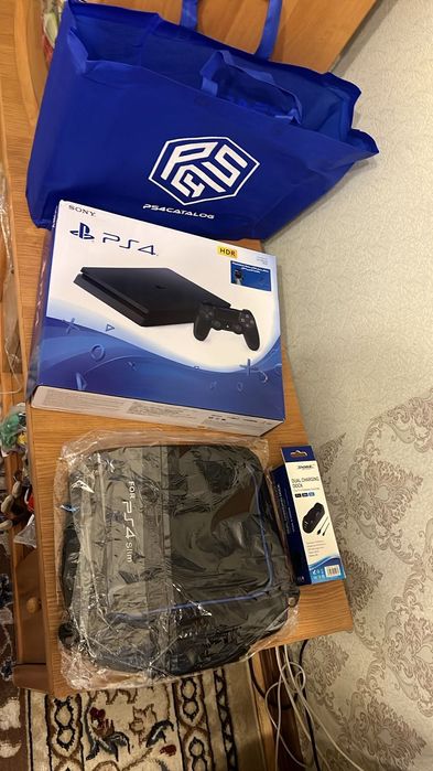 Play station 4 slim 1gb