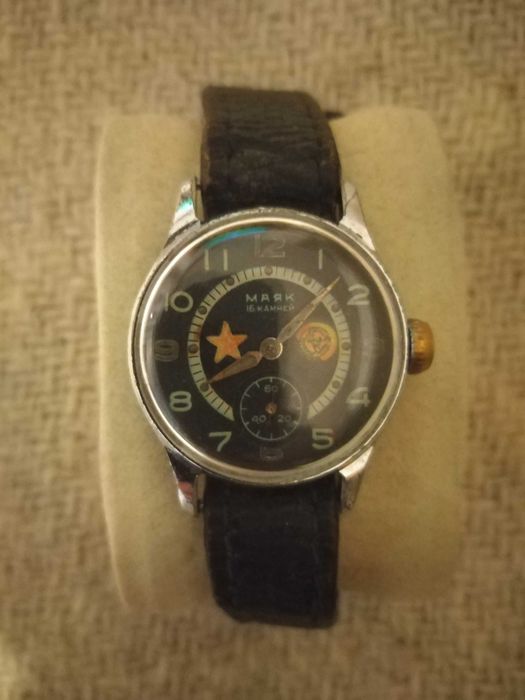 Куфар с 40 механични часовника.