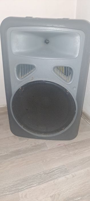Vând boxă activa pe 15 inhi