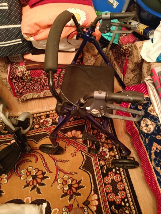 Cadru de mers (rolator) cu roți și șezut – stare foarte bună