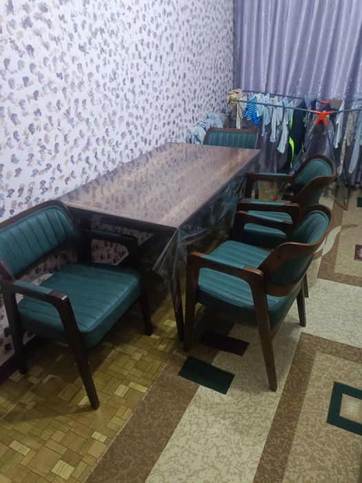 Продаю новые , идеальные стол стулья.