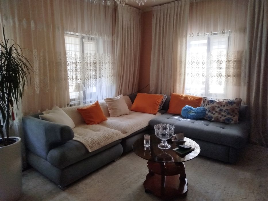 Мягкий диван в голубом цвете