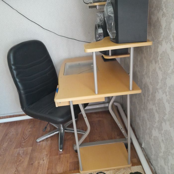 Продется  компьютерные стол и кресло