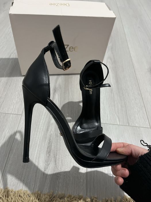 Sandale cu toc , purtate o songura data , marime 37