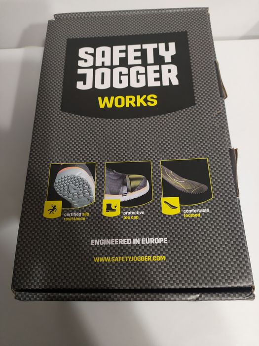 Продам кроссовки строительные!