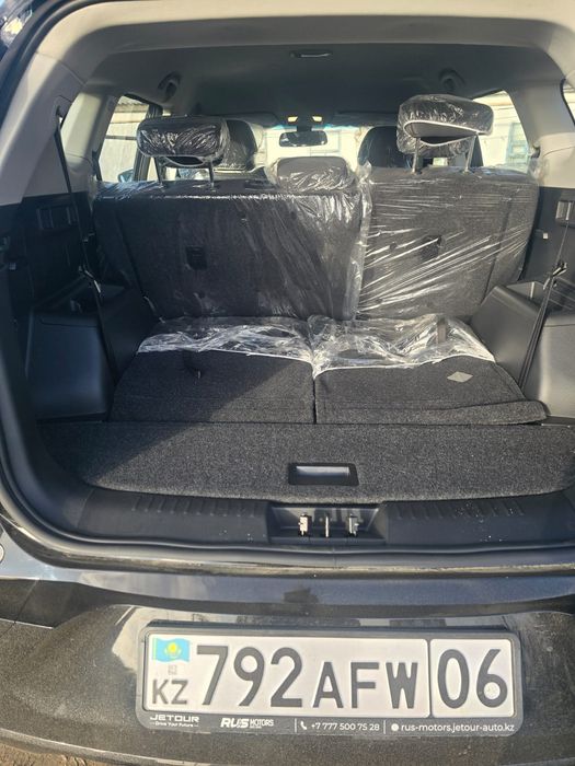 Машина Jetour X70