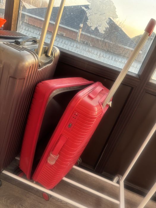 Чемоданы срочно продается большой и средний