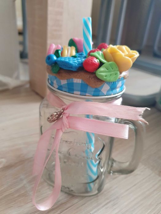 Буркан за напитки с горски плодове ,декориран с полимерна глина