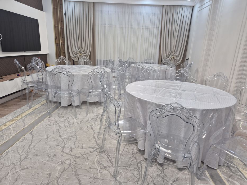 Стол стулья посуда