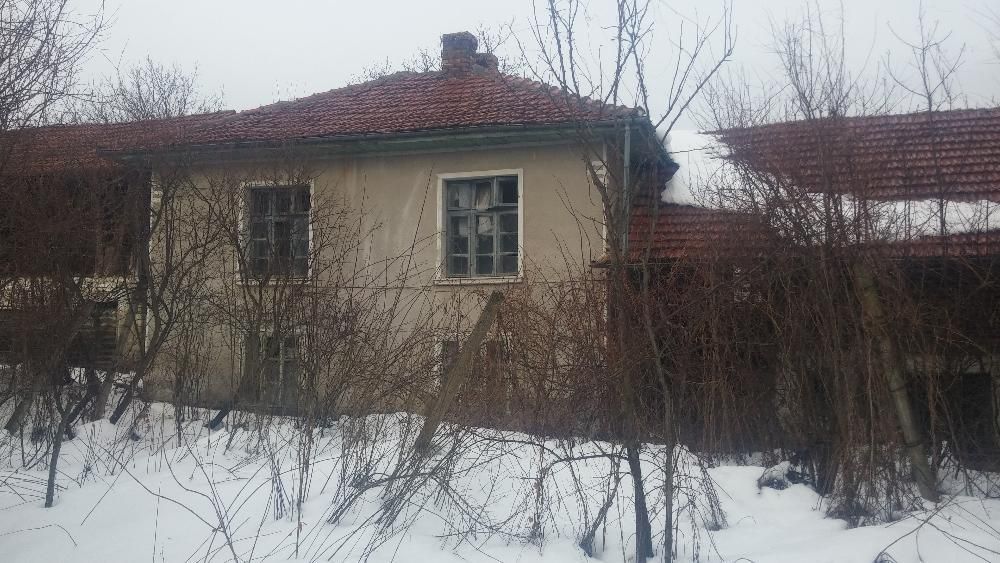 Къща в с.Агатово 80м2 с 1200 м2 двор и масивна стоп.постройка