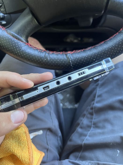 Vând consolă portabilă tip PSP cu ecran de 4 inch, memorie internă 8 GB și slot pentru card microSD.