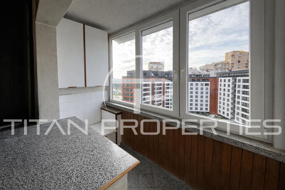 Тристаен за продажба в Център