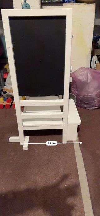 Learning tower montessori ajustabil, cu tablita de colorat.