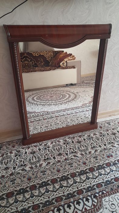 Зеркало в резной раме (дерево)