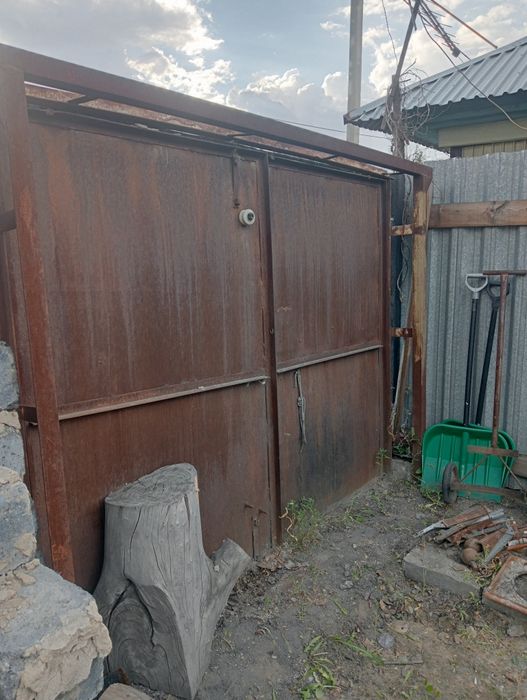 Продам гаражные ворота с каркасом