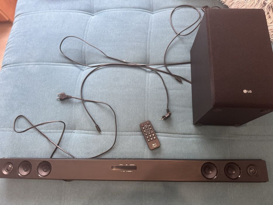 Vând Soundbar LG SJ3, 300W, 2.1, Bluetooth, Subwoofer Wireless, Negru