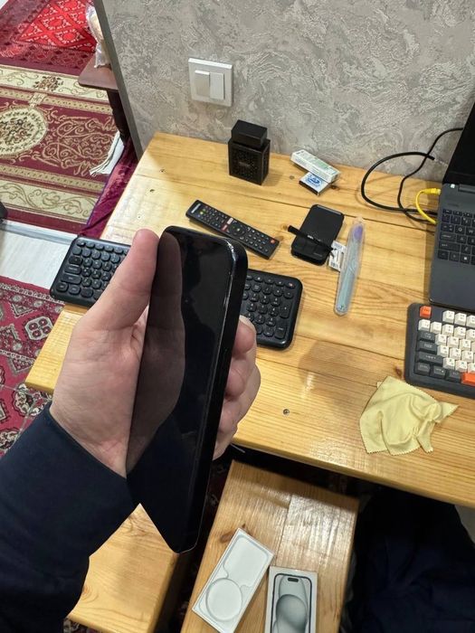 iPhone 15.             .