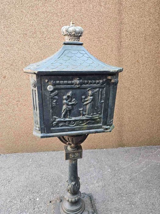 Шкаф в стил ретро стил с дърворезба