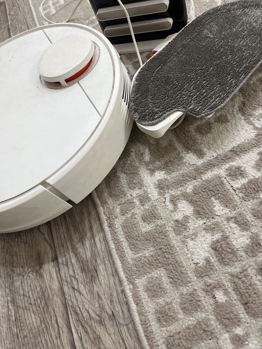 Пылесос робот работает и моет