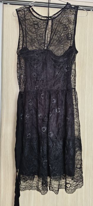 Черное коктейльное платье Mango размера M.