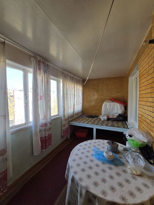 Чиланзар 15.  Продаю 1 комнатная 2 х 6 балкон.  Кирпич