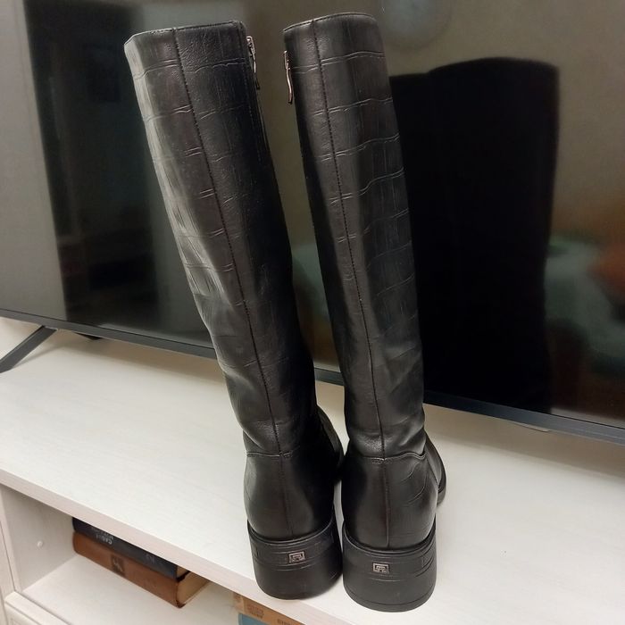 Продаю женские сапоги.