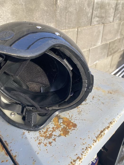 Продам жилеты и каски