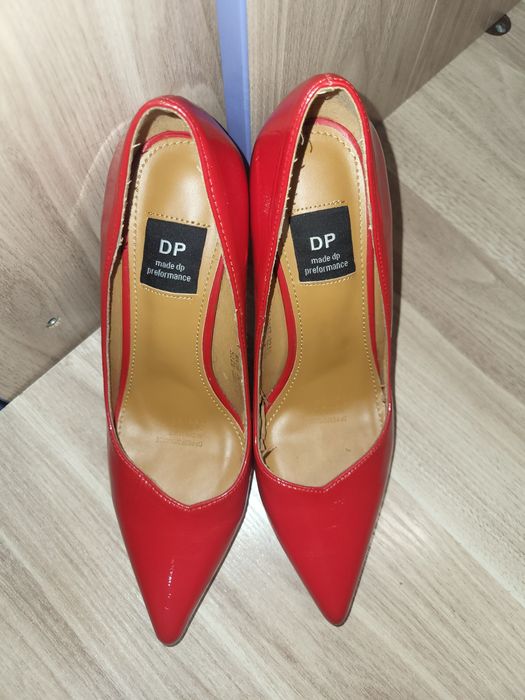 Красные лакированные туфли