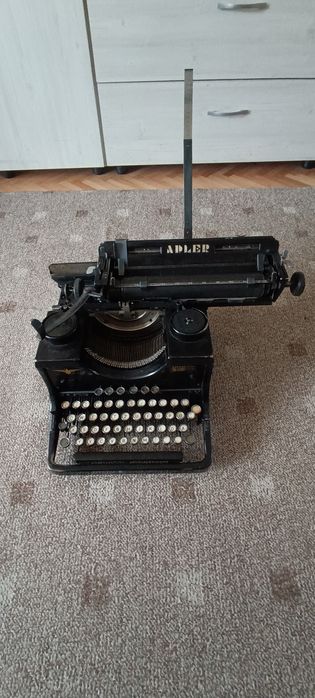 Vând mașina de scris ADLER