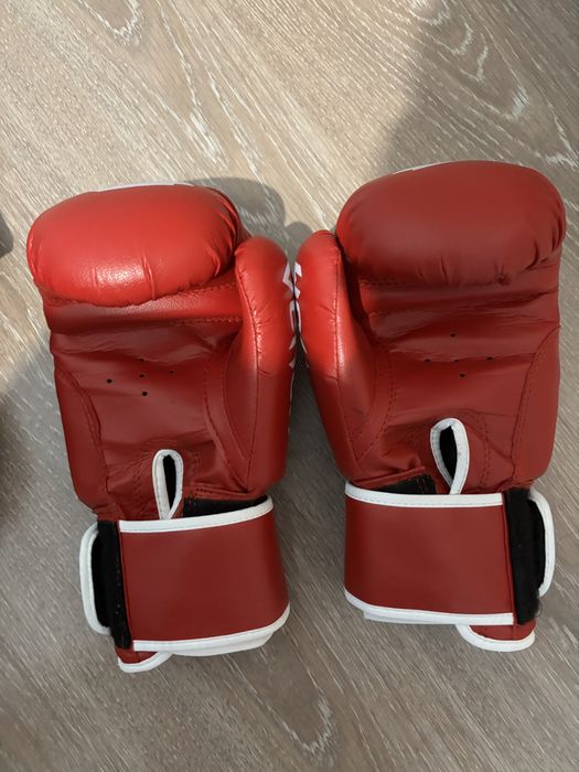 Продам шлем и перчатки боксерские