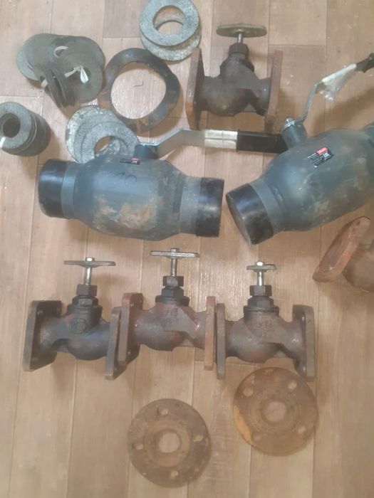 Продам задвижки водные маленькие 12000 на 32, большие на 90, 22000 т