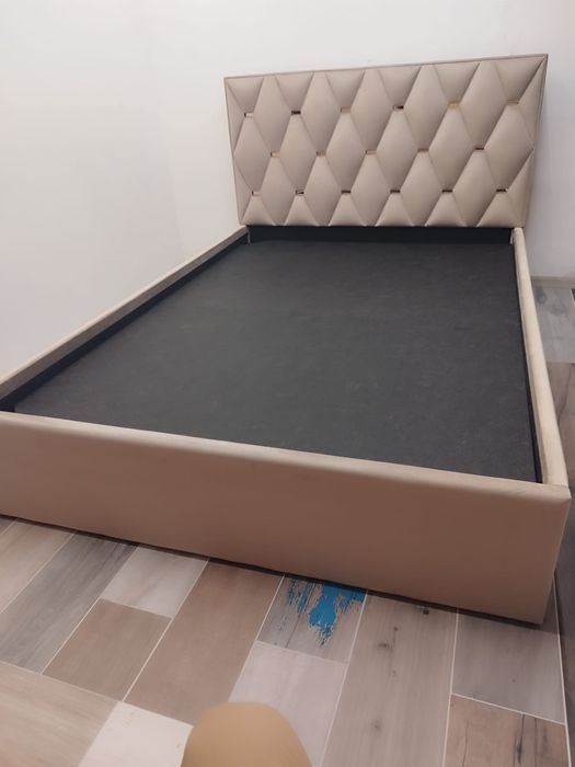 Vând pat matrimonial tapițat din catifea crem