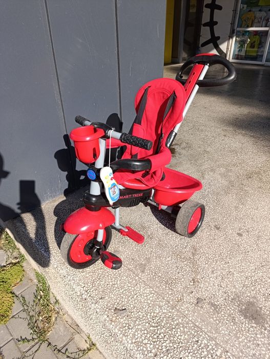 Детска триколка със завиваща дръжка,покрив и багажник с чанта