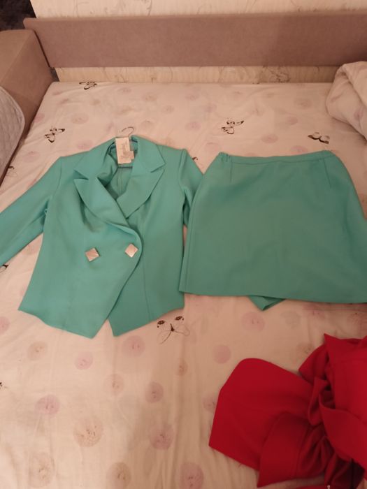 Продам женские костюмы