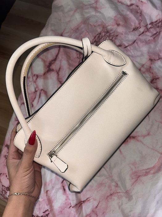 Продавам чанти- оригинална на Guess и сребриста подходяща за официални събития