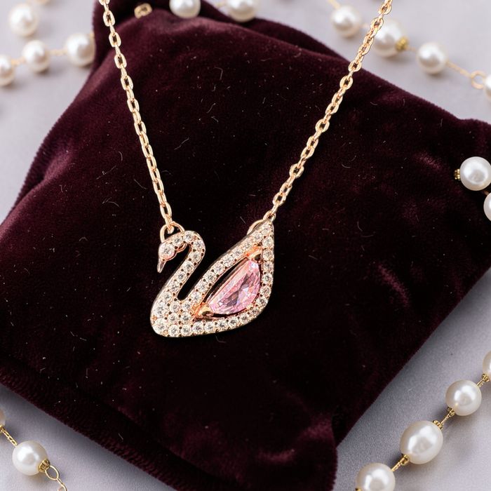 Colier Swarovski Swan roz cu cristale, cu cutie și acte