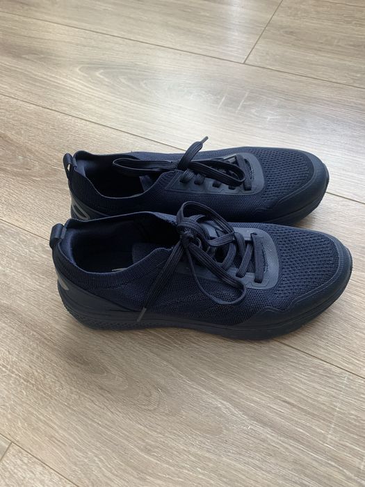 Продам мужские кроссовки