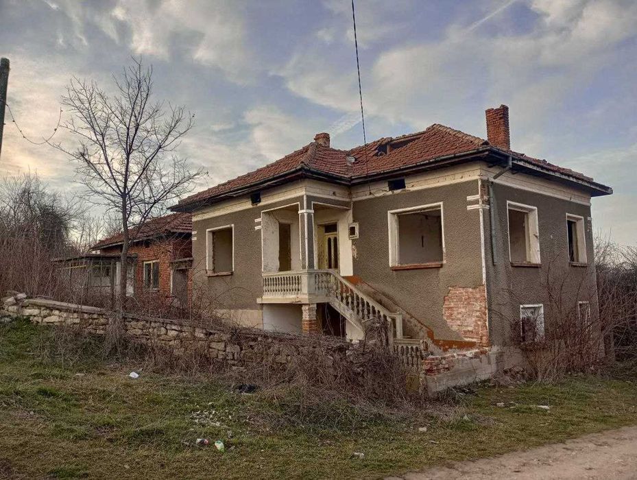 Къща с двор с. Славяни- Общата площ на имота е 1799 кв.м.