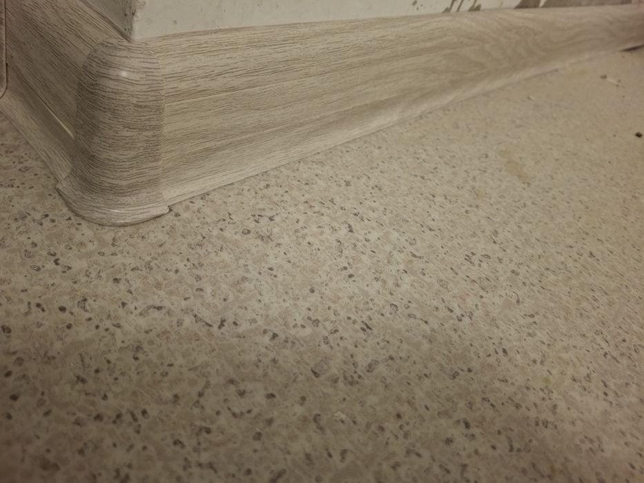 Продам плинтус напольный