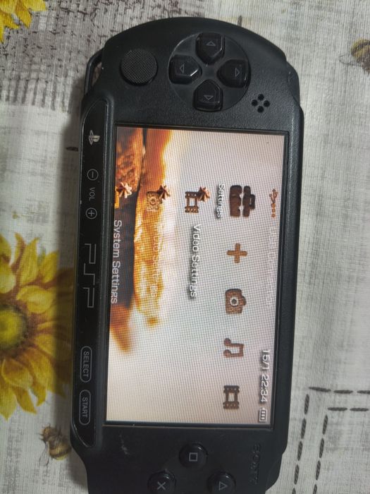 Vând psp cu 5 jocuri