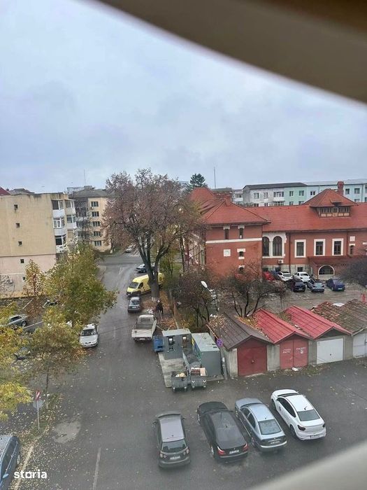 De vanzare apartament cu 3 camere si balcon, 2 bai, 70mp, 52000euro