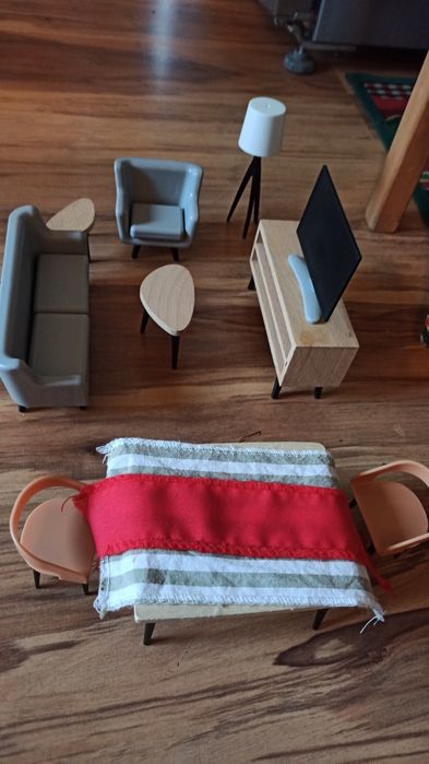 Запазена дървена къща с кукли и мебели и