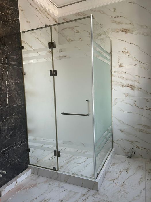 Стеклянные душевые кабины и перегородки