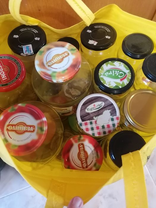 Продавам празни буркани с капачка та по 10 ст.