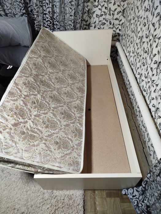 Кровать односпальная с матрасом