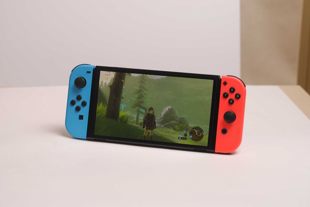 Nintendo Switch ca nou (30h) + Garanție Decembrie 2026 + Cont Zelda BOTW + alte jocuri (1-2 Switch, Neva, Wreckfest)